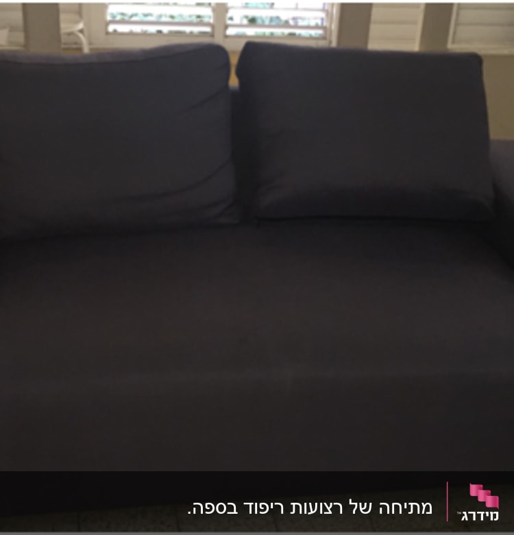 ספה מרופדת אפורה עם כריות גדולות